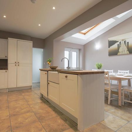 Spacious 4 Bedroom House- Walking Distance To City Centre & Great Backyard Cardiff Buitenkant foto