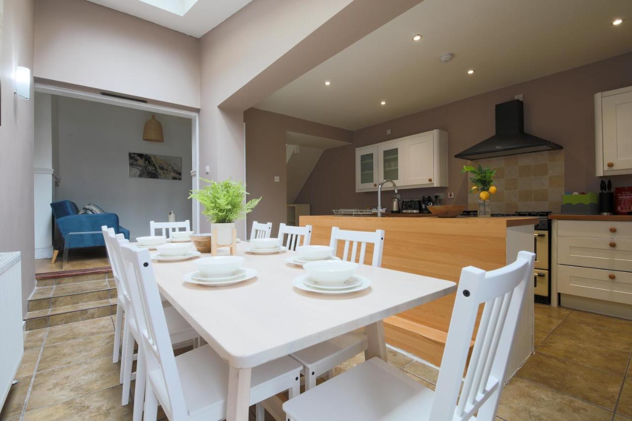 Spacious 4 Bedroom House- Walking Distance To City Centre & Great Backyard Cardiff Buitenkant foto