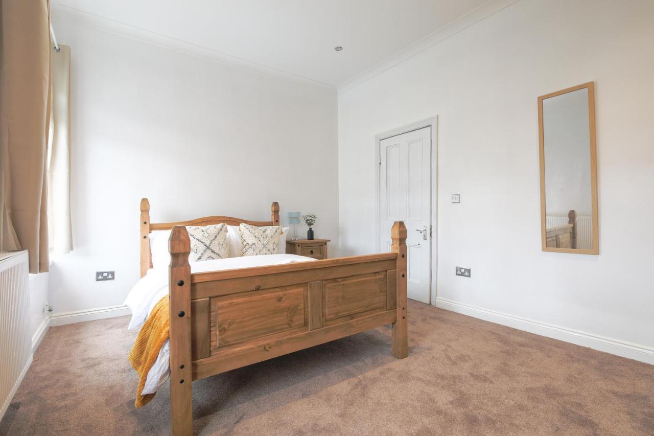 Spacious 4 Bedroom House- Walking Distance To City Centre & Great Backyard Cardiff Buitenkant foto
