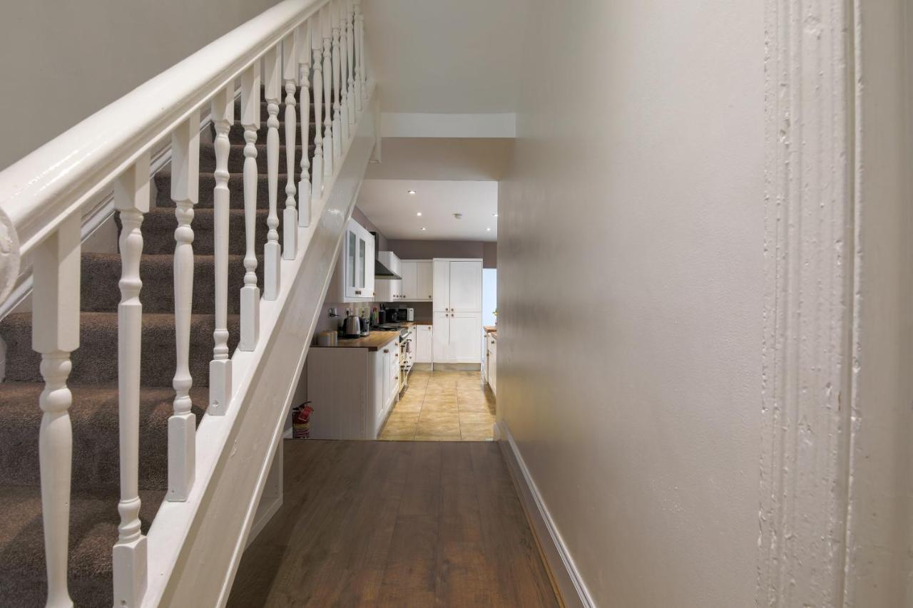 Spacious 4 Bedroom House- Walking Distance To City Centre & Great Backyard Cardiff Buitenkant foto