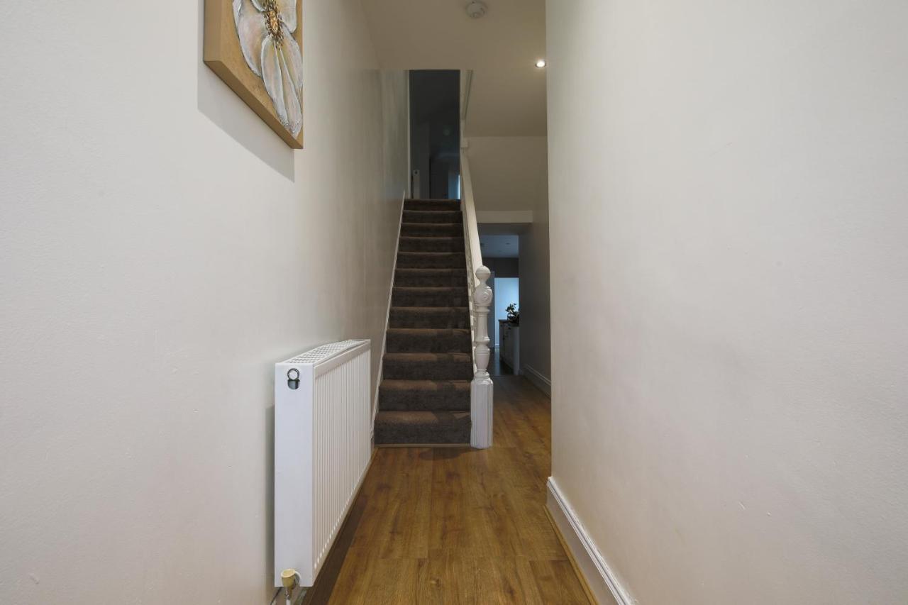 Spacious 4 Bedroom House- Walking Distance To City Centre & Great Backyard Cardiff Buitenkant foto