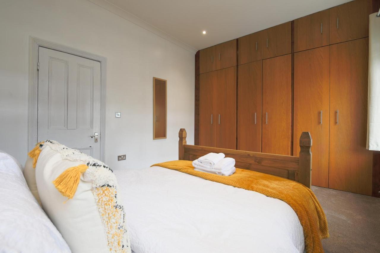 Spacious 4 Bedroom House- Walking Distance To City Centre & Great Backyard Cardiff Buitenkant foto