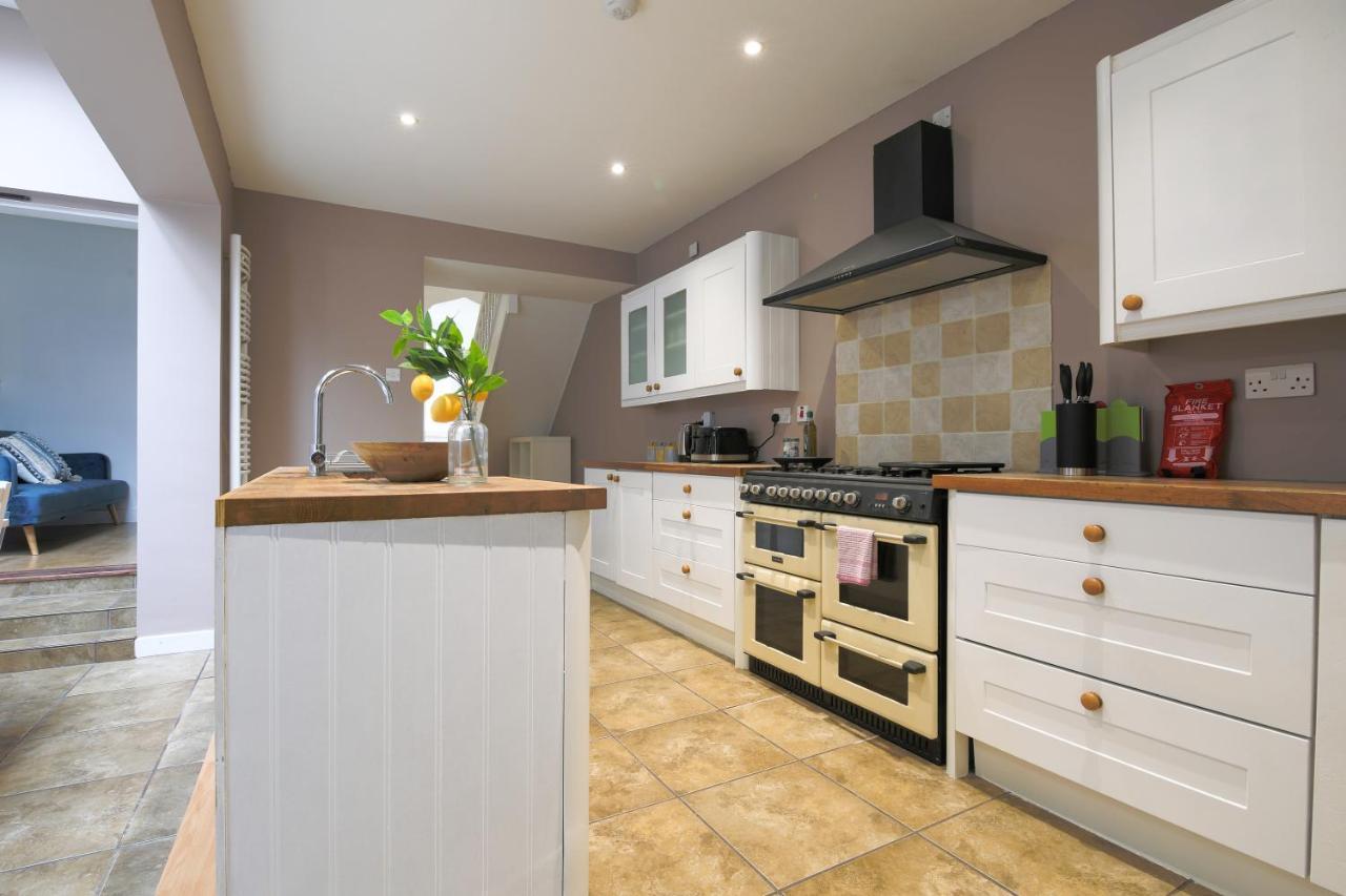 Spacious 4 Bedroom House- Walking Distance To City Centre & Great Backyard Cardiff Buitenkant foto