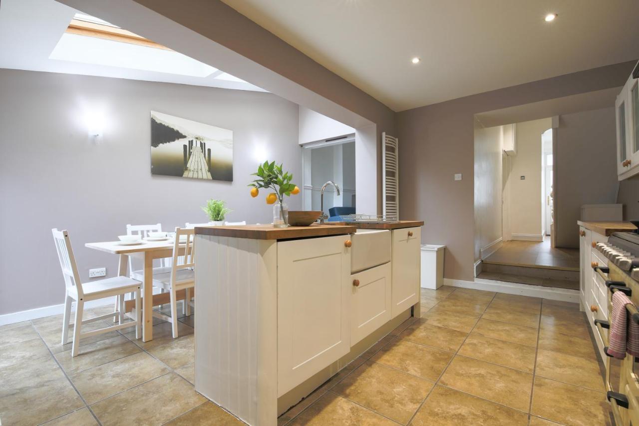 Spacious 4 Bedroom House- Walking Distance To City Centre & Great Backyard Cardiff Buitenkant foto