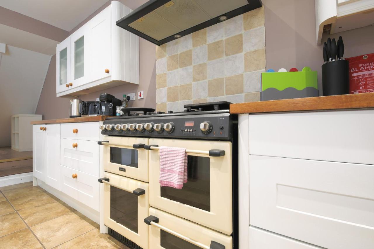 Spacious 4 Bedroom House- Walking Distance To City Centre & Great Backyard Cardiff Buitenkant foto