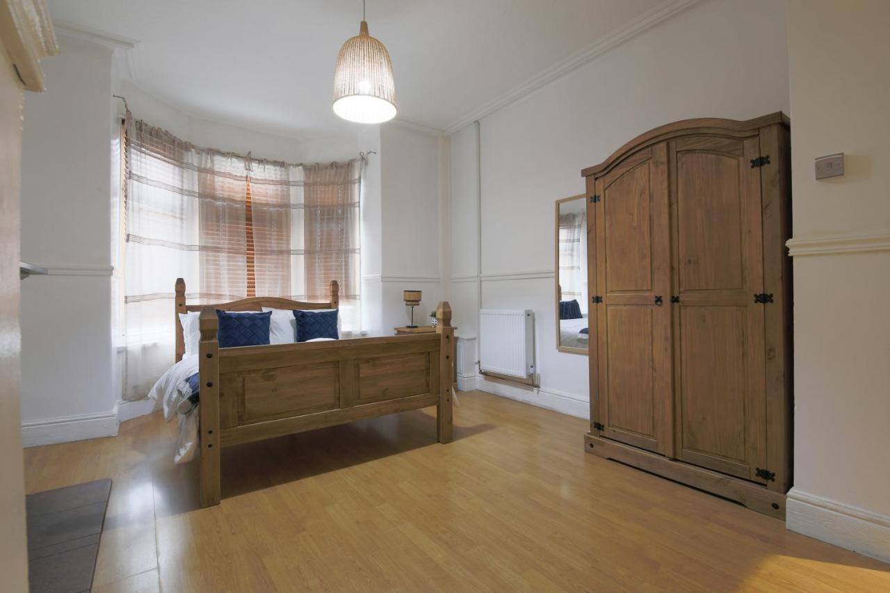 Spacious 4 Bedroom House- Walking Distance To City Centre & Great Backyard Cardiff Buitenkant foto