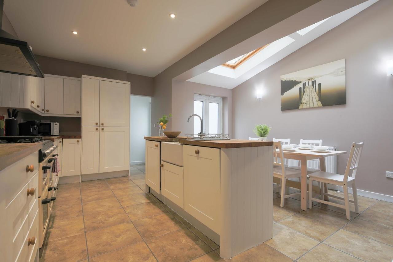 Spacious 4 Bedroom House- Walking Distance To City Centre & Great Backyard Cardiff Buitenkant foto